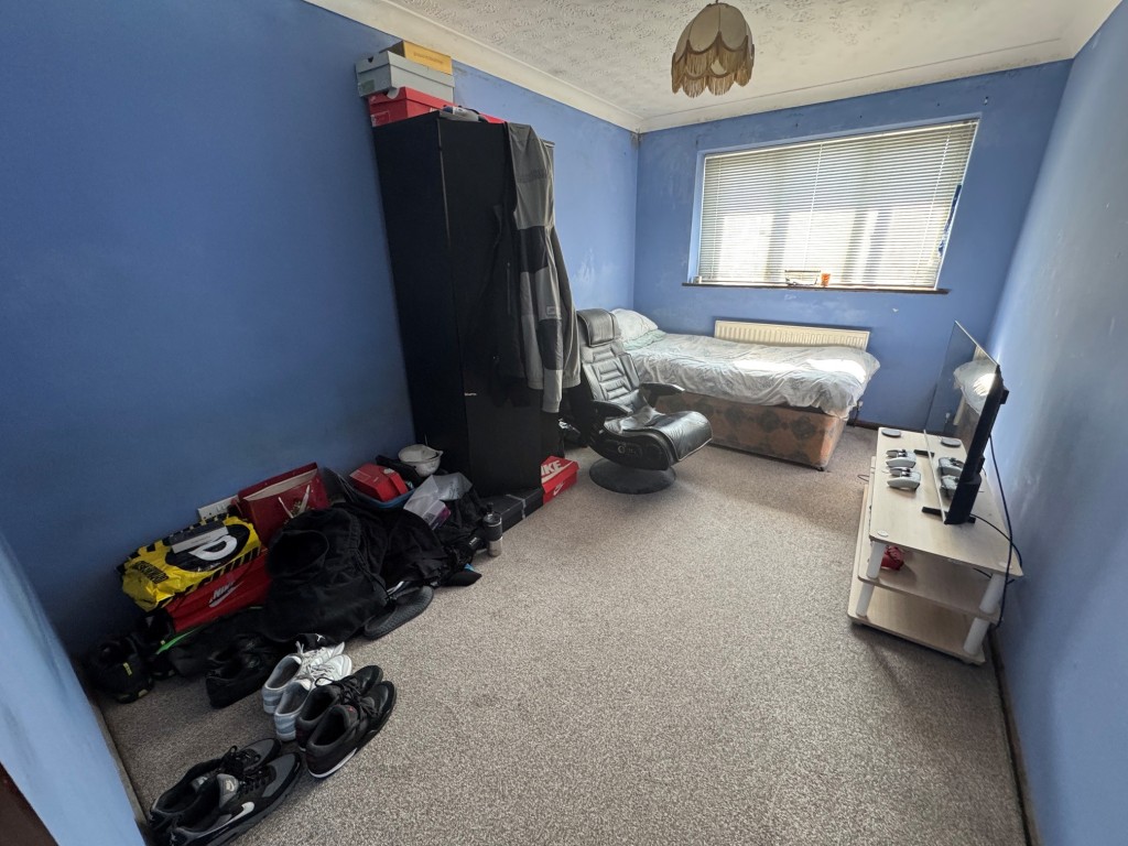 Lot: 109 - TWO-BEDROOM HOUSE FOR INVESTMENT - Bedroom 1
